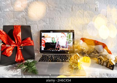 Giorno di Natale Virtual meeting team telelavoro. Videochiamata di famiglia in conferenza remota. Visualizzazione dello schermo della webcam del computer portatile. Diversi ritratti si incontrano Foto Stock