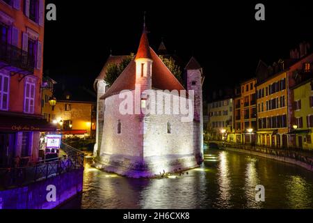 Vista notturna del Palazzo dell'Isola (Palais d'Isle) nella Città Vecchia di Annecy. Il dipartimento dell'alta Savoia nella regione Auvergne-Rhône-Alpes della Francia. Th Foto Stock