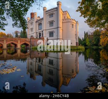 Castello a Kornik vicino Poznan in Polonia in autunno accappatoio Foto Stock