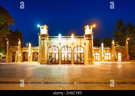 La Galleria Narrozan o Narrozannaya è un edificio storico presso il Kurortny Boulevard nella città termale di Kislovodsk, nella regione delle acque minerali caucasiche, Stavropol Kra Foto Stock