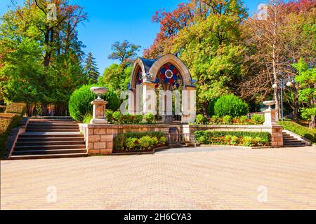 Padiglione di vetro nel Parco Nazionale di Kislovodsk nella città di Kislovodsk, Russia Foto Stock