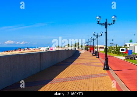 Imeretinsky spiaggia terrapieno nella città di Sochi in Krasnodar Krai, Russia Foto Stock