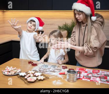 Preparatevi per le vacanze di Natale. I bambini preparano il pan di zenzero in cucina Foto Stock