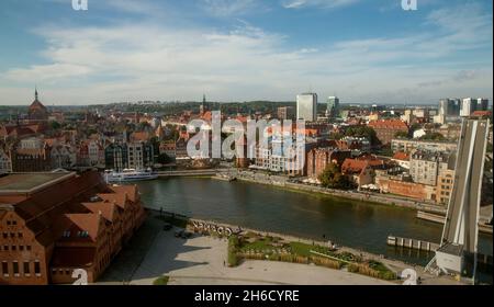 Gdansk, Polonia - 05 ottobre 2020: Skyline della città di Danzica visto dalla ruota panoramica ambersky Foto Stock