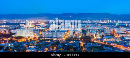 Krasnoyarsk antenna città vista panoramica dal Monte Karaulnaya viewpoint a Krasnoyarsk di notte, Russia Foto Stock