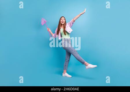 Intera lunghezza corpo dimensione foto sorridente ragazza mantenendo netto guardando copyspace mostrando insetti isolato pastello blu sfondo colore Foto Stock