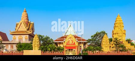 Wat Ounalom è un tempio buddista situato su Sisowath Quay vicino al Palazzo Reale di Phnom Penh in Cambogia Foto Stock