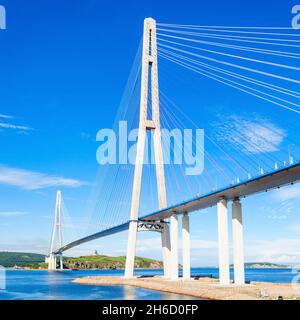 Il ponte russo è un ponte attraverso lo stretto del Bosforo orientale per servire la conferenza sulla cooperazione economica Asia-Pacifico a Vladivostok, Foto Stock