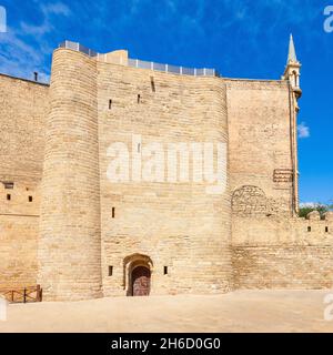 La torre quadrangolare nella città vecchia Icheri Sheher a Baku, in Azerbaijan Foto Stock