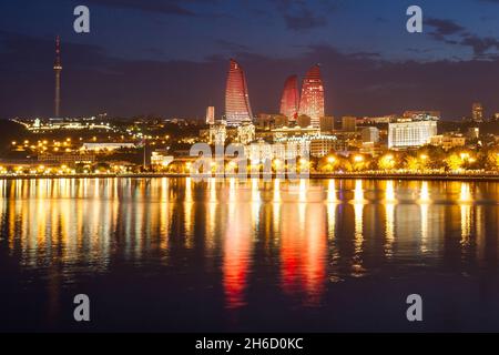 Panorama dello skyline di Baku di notte. Baku è la capitale e la città più grande dell'Azerbaigian e della regione del Caucaso. Foto Stock