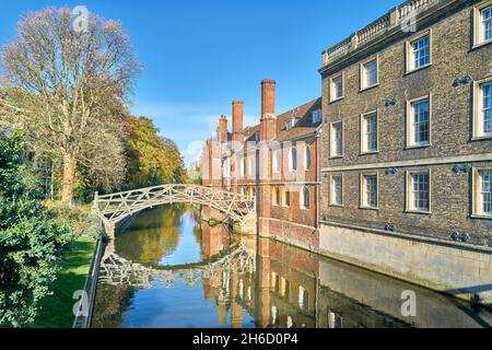 Ponte matematico riflesso nel fiume Cam al Queens' College, Università di Cambridge, Inghilterra, in una tranquilla e soleggiata giornata autunnale. Foto Stock