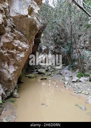 Colpo verticale del canyon popolare, un'attrazione turistica nel distretto di Paphos, Cipro. Foto Stock