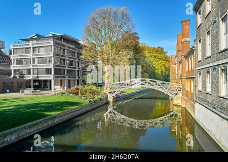 Ponte matematico riflesso nel fiume Cam al Queens' College, Università di Cambridge, Inghilterra, in una tranquilla e soleggiata giornata autunnale. Foto Stock