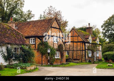 Case storiche vecchio periodo in legno vicino villaggio verde a Turville, Buckinghamshire, Inghilterra, Regno Unito, Gran Bretagna, Europa. Un pittoresco villaggio nel Chilterns Foto Stock