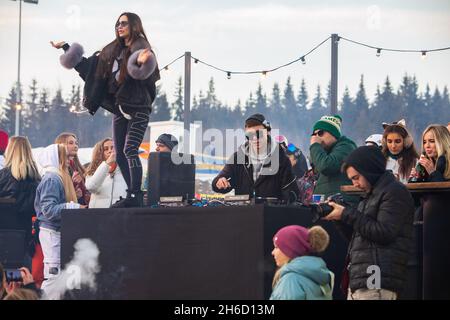 gente che balla alla festa dopo la giornata dello snowboard. stazione sciistica. vacanza invernale. weekend dell'atlante Foto Stock