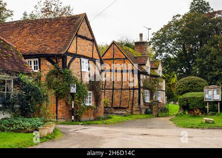 Case storiche vecchio periodo in legno vicino villaggio verde a Turville, Buckinghamshire, Inghilterra, Regno Unito, Gran Bretagna, Europa. Un pittoresco villaggio nel Chilterns Foto Stock