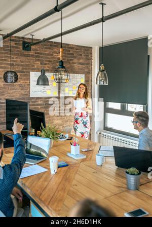 Responsabile femminile che risponde alle domande in una riunione di lavoro Foto Stock