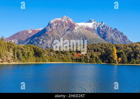 Tronador Mountain e Nahuel Huapi Lake, Bariloche. Tronador è uno stratovulcano estinto nelle Ande meridionali, situato nei pressi della città argentina di Bar Foto Stock