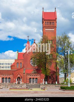 Chiesa dei Santi Simone e Helena conosciuta anche come la Chiesa Rossa è una chiesa cattolica romana su piazza Indipendenza a Minsk, in Bielorussia. Foto Stock