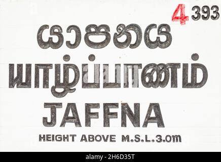 Cartello della stazione ferroviaria di Jaffna nella città di Jaffna, nel nord dello Sri Lanka Foto Stock