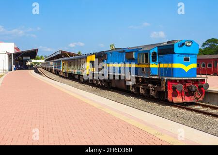 La stazione ferroviaria di Jaffna è una stazione ferroviaria situata a Jaffna, nel nord dello Sri Lanka. È una delle più trafficate del paese. Foto Stock