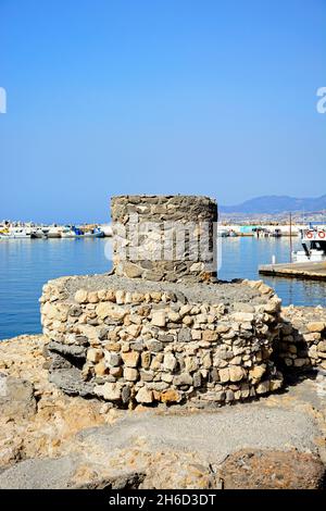Vecchia torre rovina all'ingresso del porto, Ierapetra, Creta, Grecia, Europa. Foto Stock