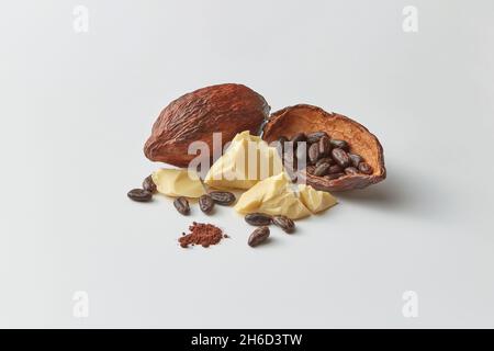 Fagioli di cacao in cialde e burro Foto Stock