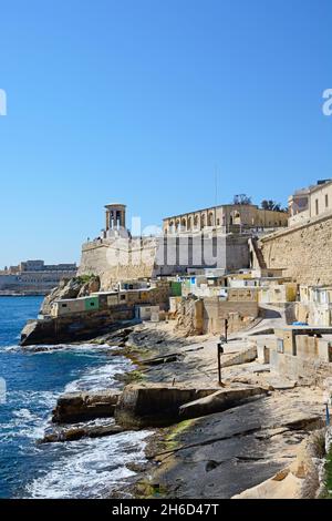 Vista lungo il lungomare verso il campanile del Memoriale di assedio e gli archi dei Giardini Barrakka inferiori, Valletta, Malta, Europa. Foto Stock