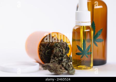 Germogli di marijuana secchi estrarre l'olio e spruzzare in bottiglie di plastica Foto Stock