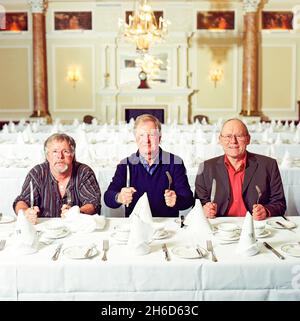 Il goodies commedia classica trio Tim Brooke-Taylor, Graeme Garden e Bill Oddie fotografati a Simpson in The Strand, Londra, Inghilterra, Regno Unito. Foto Stock