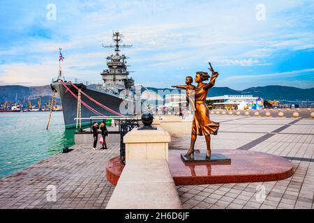 Novorossiysk, Russia - 02 ottobre 2020: Monumento ai velisti e al museo degli incrociatori sovietici Mikhail Kutuzov nella città di Novorossiysk, Krasnodar KR Foto Stock