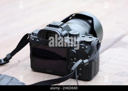 Bonn Germania Giugno, 8 2021 Vista posteriore della telecamera Sony Alpha 7 III all'esterno con luce naturale Foto Stock