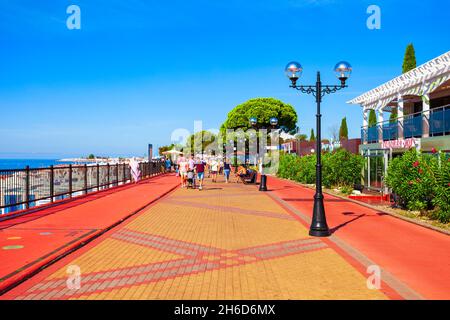 Sochi, Russia - 04 ottobre 2020: Imeretinsky Beach Embankment in Sochi resort città in Krasnodar Krai, Russia Foto Stock