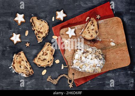 Vista dall'alto di una fetta di torta tedesca Stollen, un pane alla frutta con noci e frutta secca servito durante il periodo natalizio Foto Stock