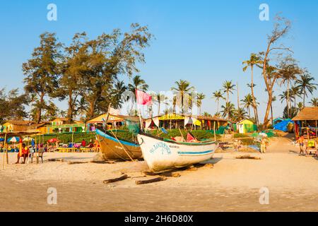 GOA, India - 09 dicembre 2016: barche di pescatori e baracche su Arambol Beach a nord Goa, India Foto Stock