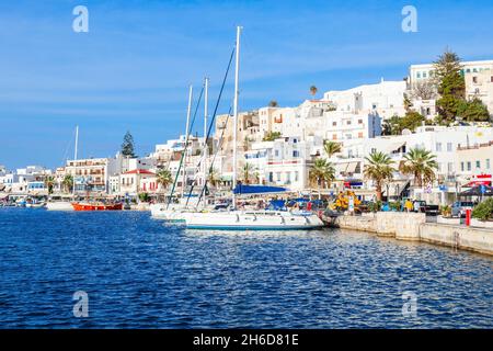 Isola di Naxos, Grecia - 23 ottobre 2016: porto con barche in Naxos Chora town, isola di Naxos in Grecia Foto Stock