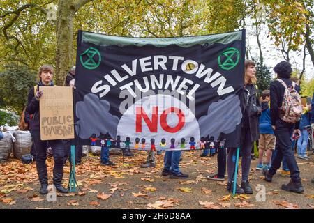 Londra, Regno Unito. 13 novembre 2021. I manifestanti detengono un banner anti-Silvertown Tunnel nei campi Inn di Lincoln. Estinzione i manifestanti della ribellione marciarono attraverso la città di Londra, interrompendo lo spettacolo del Signore Sindaco per protestare contro il 'fallimento' della COP26. Foto Stock