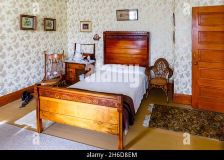 Tradizionale 19 ° secolo camera da letto e letto matrimoniale in legno intagliato nel museo a Billings Farm & Museum, Woodstock, Vermont, New England, Stati Uniti Foto Stock