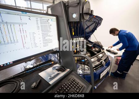 PRODUZIONE - 12 novembre 2021, Hessen, Francoforte sul meno: Un partecipante controlla l'impianto di climatizzazione in un'officina durante la competizione nazionale del settore automobilistico. Foto: Frank Rumpenhorst/dpa Foto Stock