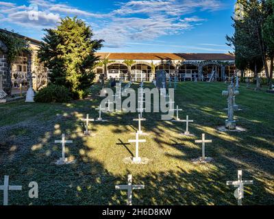 Dettaglio sul cimitero cristiano con tombe e croci in marmo a Jaca, Spagna. Cementerio Municipal de Jaca Foto Stock