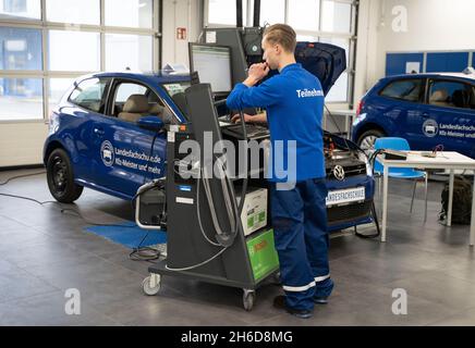 PRODUZIONE - 12 novembre 2021, Hessen, Francoforte sul meno: Un partecipante controlla l'impianto di climatizzazione con l'aiuto del computer di servizio in un'officina alla competizione nazionale del settore automobilistico. Foto: Frank Rumpenhorst/dpa Foto Stock