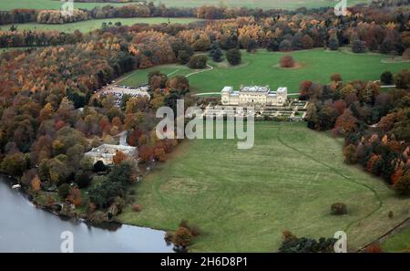 Vista aerea di Harewood House & Grounds incluso il Lago, West Yorkshire Foto Stock
