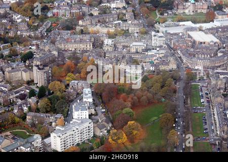 Vista aerea del centro di Harrogate guardando verso nord su West Park e Parliament Street (A61 strada) verso Bettys Cafe, Harrogate Foto Stock