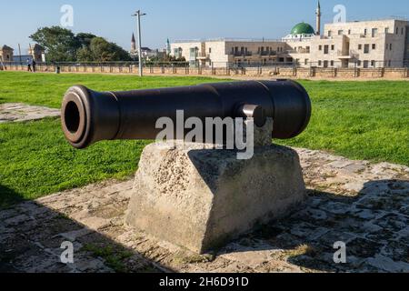 Antichi cannoni arrugginiti sulle mura fortificate della città vecchia di Acre Israele, proteggendo il porto e la città dall'invasione navale. Ora un'Esplanade storica Foto Stock