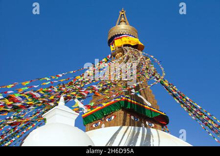 Boudha, bodhnath o Boudhanath stupa con bandiere di preghiera, il più grande stupa buddista della città di Kathmandu - il buddismo in Nepal Foto Stock