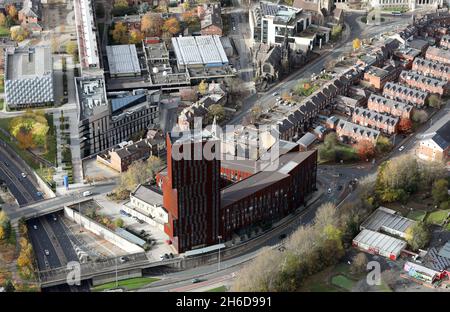 Vista aerea del Broadcasting Place Arts Building, un dipartimento universitario della Leeds Beckett University. Questo preso in autunno 2021 Foto Stock