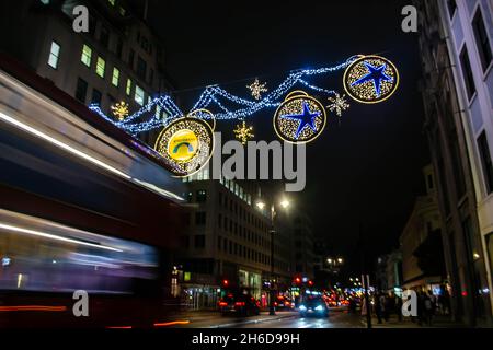 STRAND, LONDRA, INGHILTERRA- 14 novembre 2021: Luci di natale Northbank vicino alla stazione di Charing Cross Foto Stock