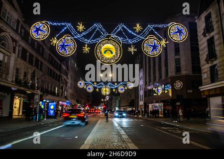 STRAND, LONDRA, INGHILTERRA- 14 novembre 2021: Luci di natale Northbank vicino alla stazione di Charing Cross Foto Stock