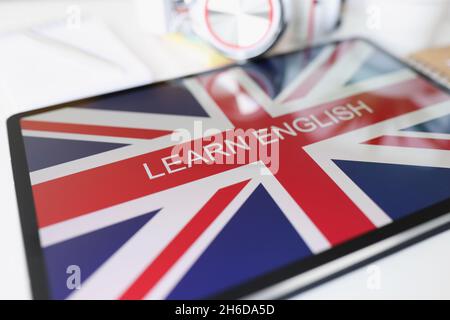 Il dispositivo tablet con schermo mostra il programma online di apprendimento della lingua inglese Foto Stock