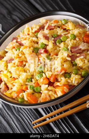 Autentico Yangzhou Fried Rice Chao Fan primo piano nel piatto sul tavolo. Verticale Foto Stock